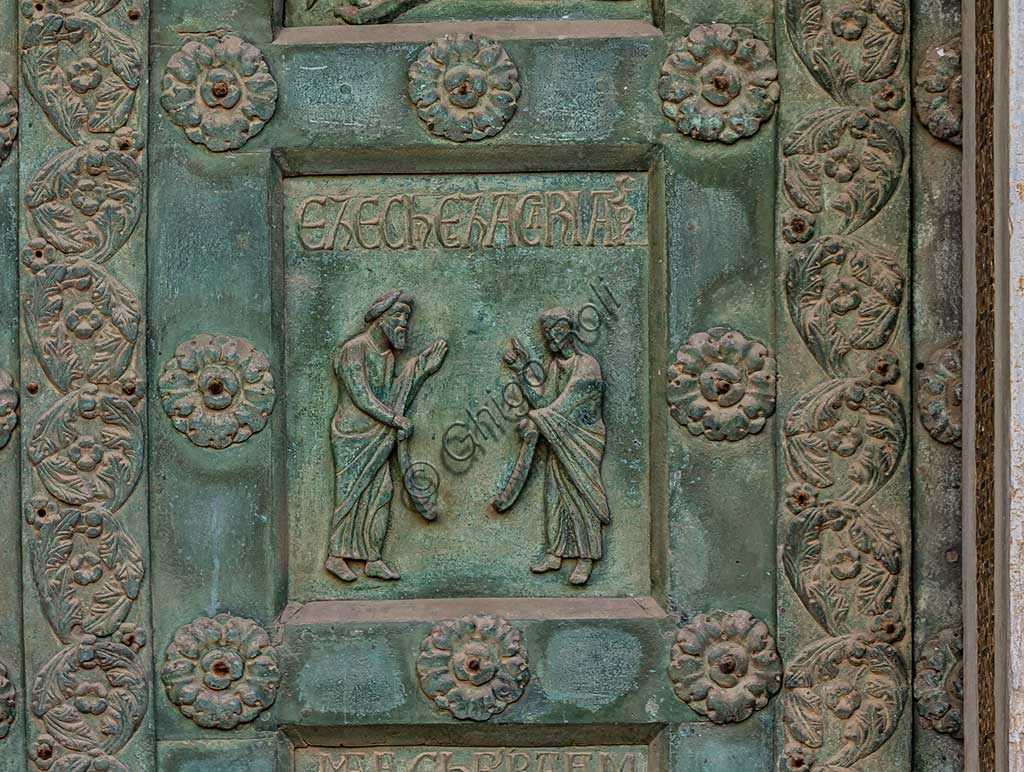 Duomo di Monreale, Porta di Bonanno Pisano (1185-6): formella bronzea con "Due profeti: Ezechiele e Zaccaria." (scena dall'Antico Testamento).La porta è firmata: "Bonanno civis pisanus". Iconograficamente nei cinque ordini inferiori vi sono scene del Vecchio Testamento, sette dedicate alla storia di Adamo ed Eva, e altre sei ad altrettante coppie di profeti mentre nei cinque superiori scene del Nuovo, al sommo Cristo e Maria nella gloria del Paradiso.