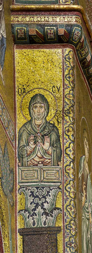 Duomo di Monreale, abside: figura di Santo, mosaico di scuola bizantina su fondo oro. I mosaici del Duomo vennero eseguiti tra il XII e la metà del XIII secolo da maestranze in parte locali e in parte veneziane, formatesi alla scuola bizantina.