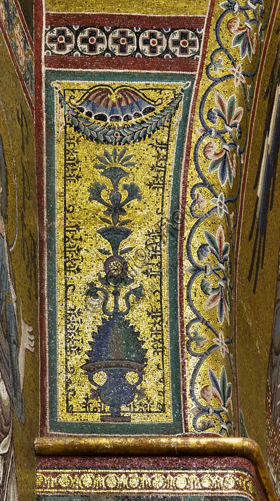Duomo di Monreale, abside: fregio decorativo, mosaico di scuola bizantina su fondo oro. I mosaici del Duomo vennero eseguiti tra il XII e la metà del XIII secolo da maestranze in parte locali e in parte veneziane, formatesi alla scuola bizantina.