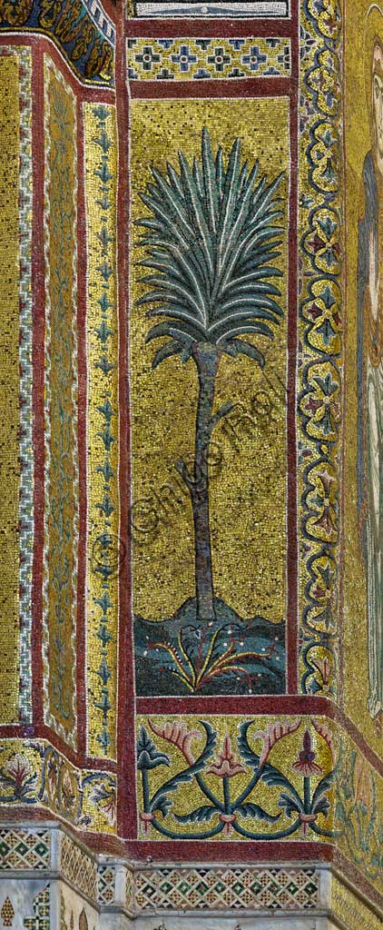 Duomo di Monreale, abside: fregio decorativo con palma, mosaico di scuola bizantina su fondo oro. I mosaici del Duomo vennero eseguiti tra il XII e la metà del XIII secolo da maestranze in parte locali e in parte veneziane, formatesi alla scuola bizantina.
