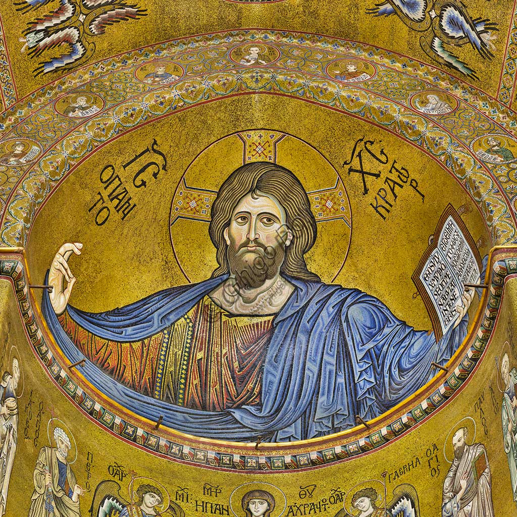 Duomo di Monreale, abside: il Cristo Pantocratore; mosaico bizantino. Cristo è ritratto in atteggiamento maestoso e severo nell'atto di benedire con le tre dita della mano destra, secondo l'uso poi rimasto nella chiesa ortodossa.I mosaici del Duomo vennero eseguiti tra il XII e la metà del XIII secolo da maestranze in parte locali e in parte veneziane, formatesi alla scuola bizantina.