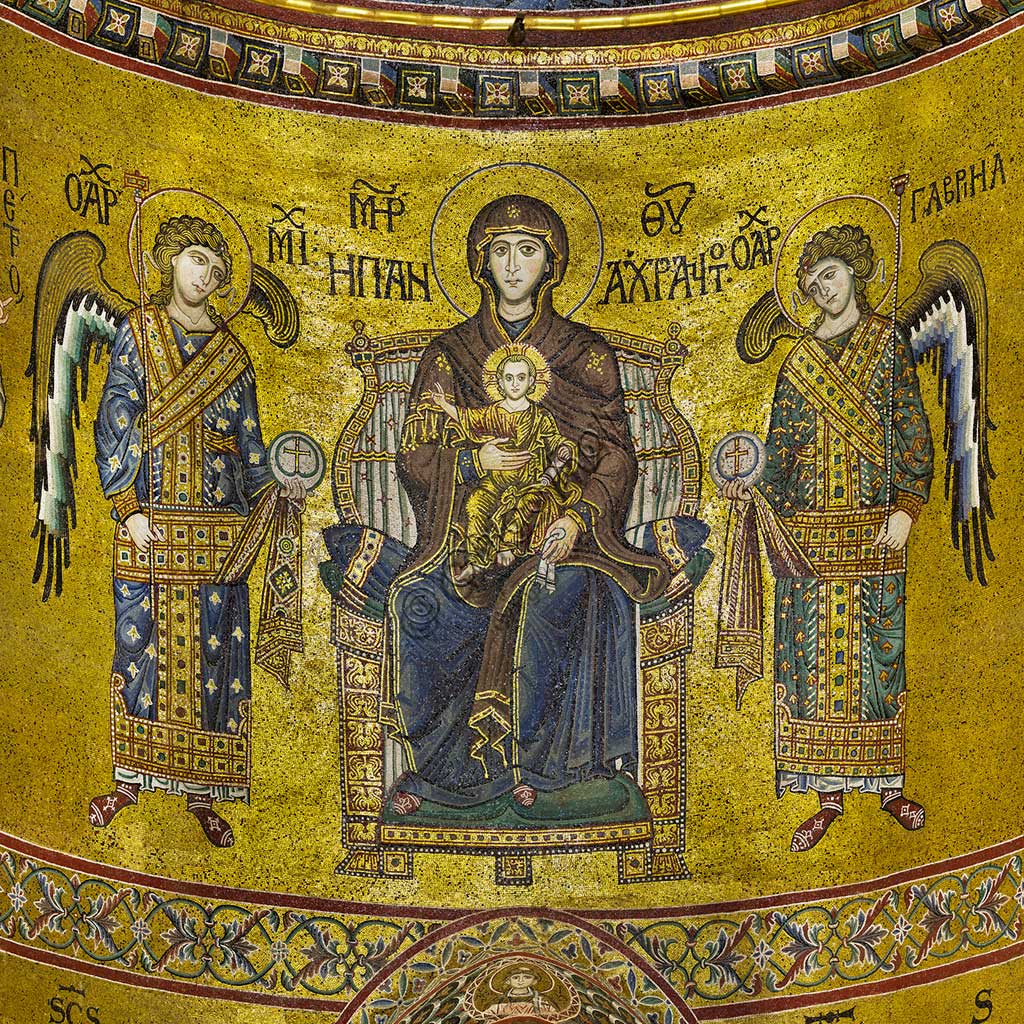 Duomo di Monreale, abside: Madonna in trono con Bambino tra gli arcangeli Michele e Gabriele, mosaico di scuola bizantina su fondo oro. I mosaici del Duomo vennero eseguiti tra il XII e la metà del XIII secolo da maestranze in parte locali e in parte veneziane, formatesi alla scuola bizantina.