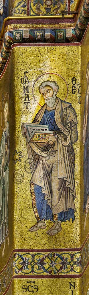 Duomo di Monreale, abside: S. Matteo, mosaico di scuola bizantina su fondo oro. I mosaici del Duomo vennero eseguiti tra il XII e la metà del XIII secolo da maestranze in parte locali e in parte veneziane, formatesi alla scuola bizantina.