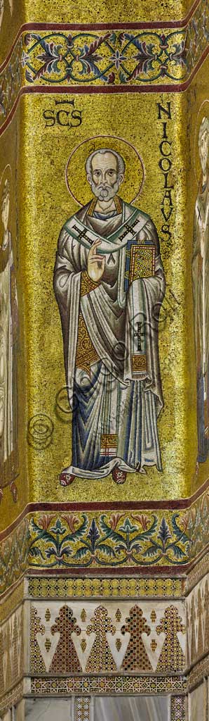 Duomo di Monreale, abside: S. Nicola, mosaico di scuola bizantina su fondo oro. I mosaici del Duomo vennero eseguiti tra il XII e la metà del XIII secolo da maestranze in parte locali e in parte veneziane, formatesi alla scuola bizantina.