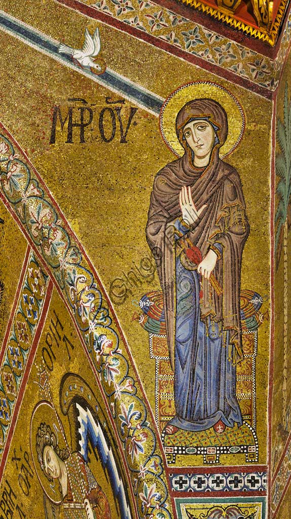 Duomo di Monreale, abside: Vergine Annunciata, mosaico  di scuola bizantina a fondo oro nel timpano dell'abside. I mosaici del Duomo vennero eseguiti tra il XII e la metà del XIII secolo da maestranze in parte locali e in parte veneziane, formatesi alla scuola bizantina.