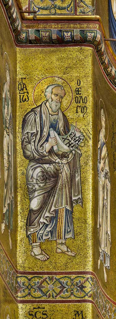 Duomo di Monreale, abside:figura di Santo o teologo, mosaico di scuola bizantina su fondo oro. I mosaici del Duomo vennero eseguiti tra il XII e la metà del XIII secolo da maestranze in parte locali e in parte veneziane, formatesi alla scuola bizantina.