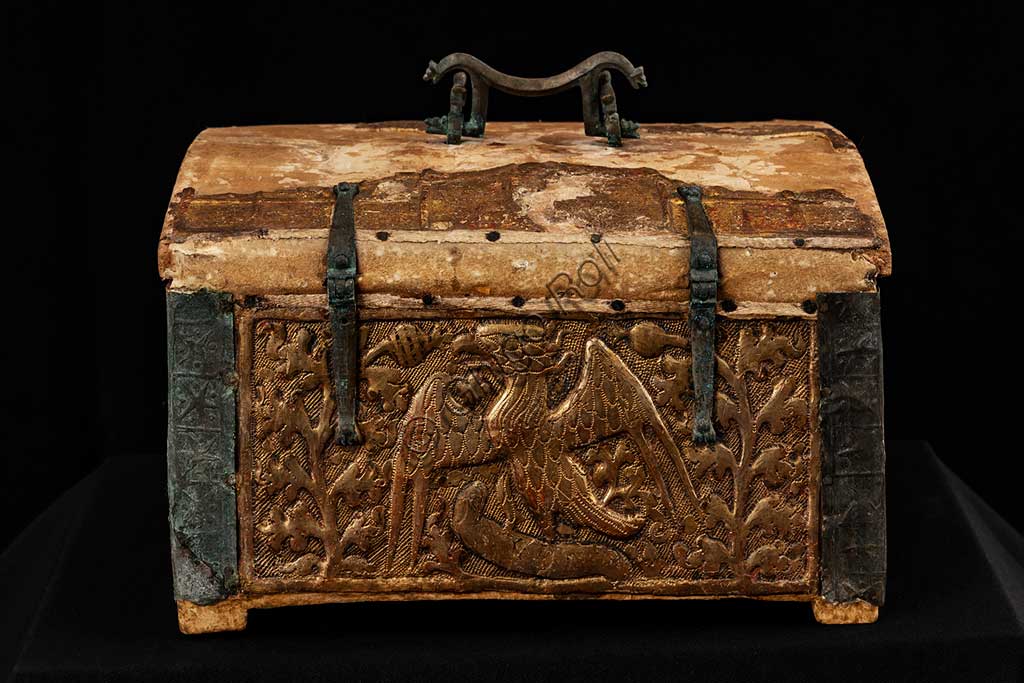  Monreale Cathedral, Diocesan Museum: wooden and gilded pastiglia reliquary box. It contained part of the mortal remains of St. Louis IX, and it was kept  inside the marble sarcophagus dedicated to the King of France for centuries and located in the right nave of the Cathedral of Monreale. The box, originally perhaps a wedding box or a wedding gift, was probably made by French workers of the thirteenth century. The work is decorated with female figures, plant elements and eagles, while the corners are marked by metal sections in gilded, embossed and chiseled copper, decorated with repeated geometric motifs.