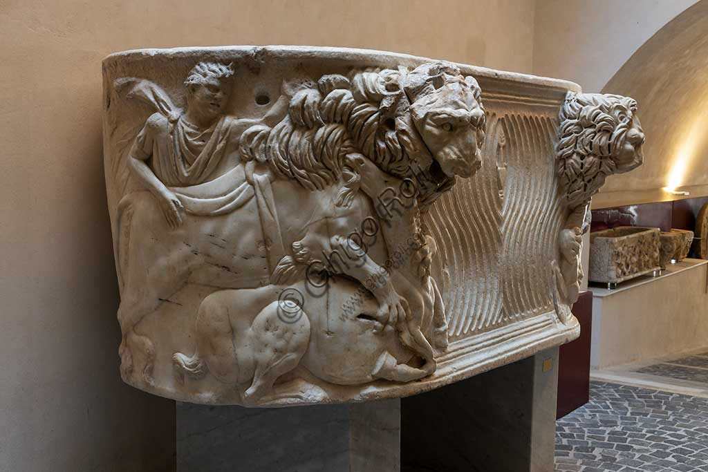 Duomo di Monreale, Museo Diocesano: sarcofago romano del III secolo, probabilmente usato come primo sepolcro di Re Guglielmo II. La scena rappresenta un leone che uccide un asino.