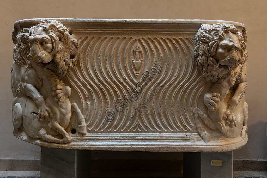 Duomo di Monreale, Museo Diocesano: sarcofago romano del III secolo, probabilmente usato come primo sepolcro di Re Guglielmo II. La scena rappresenta un leone che uccide un asino.