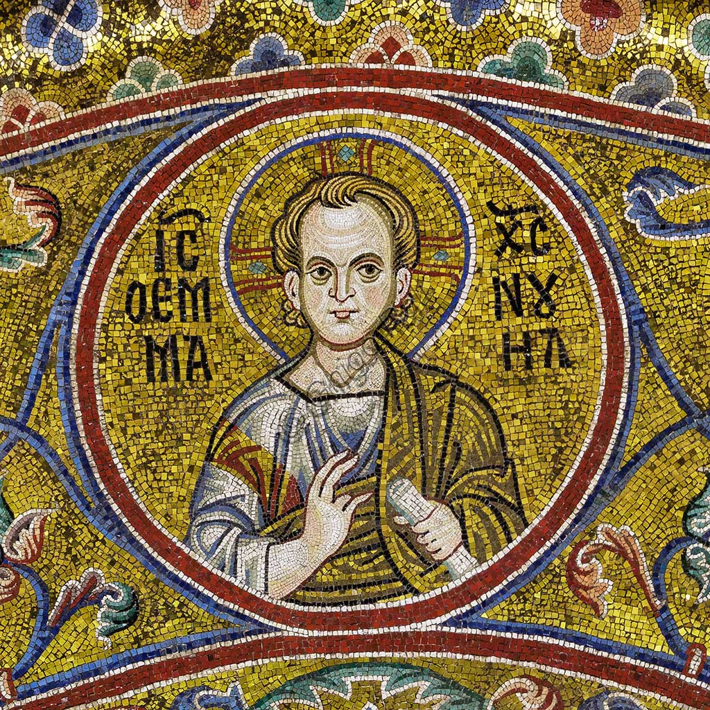 Duomo di Monreale, sottarco absidale: Gesù Cristo l'Emmanuele. I mosaici del Duomo vennero eseguiti tra il XII e la metà del XIII secolo da maestranze in parte locali e in parte veneziane, formatesi alla scuola bizantina.