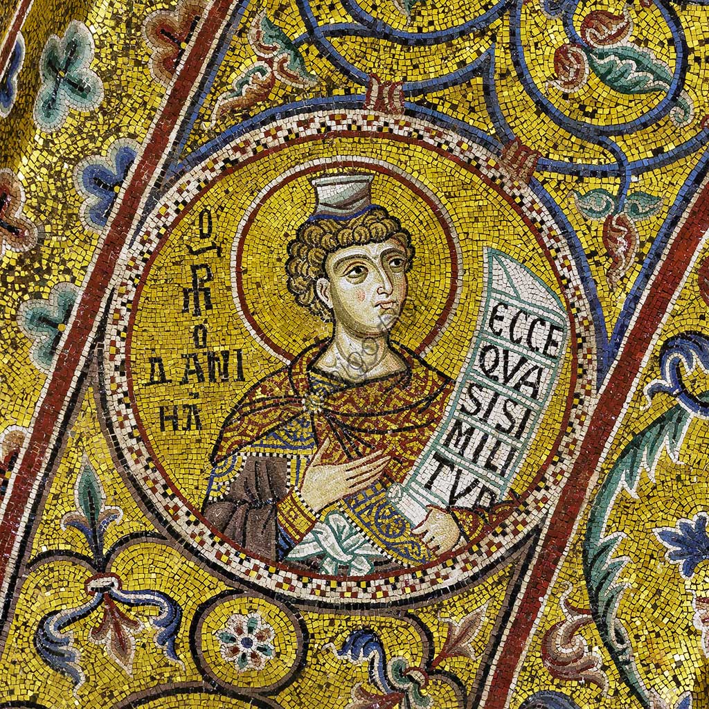 Duomo di Monreale, sottarco absidale: Profeta Daniele, mosaico di scuola bizantina su fondo oro. I mosaici del Duomo vennero eseguiti tra il XII e la metà del XIII secolo da maestranze in parte locali e in parte veneziane, formatesi alla scuola bizantina.