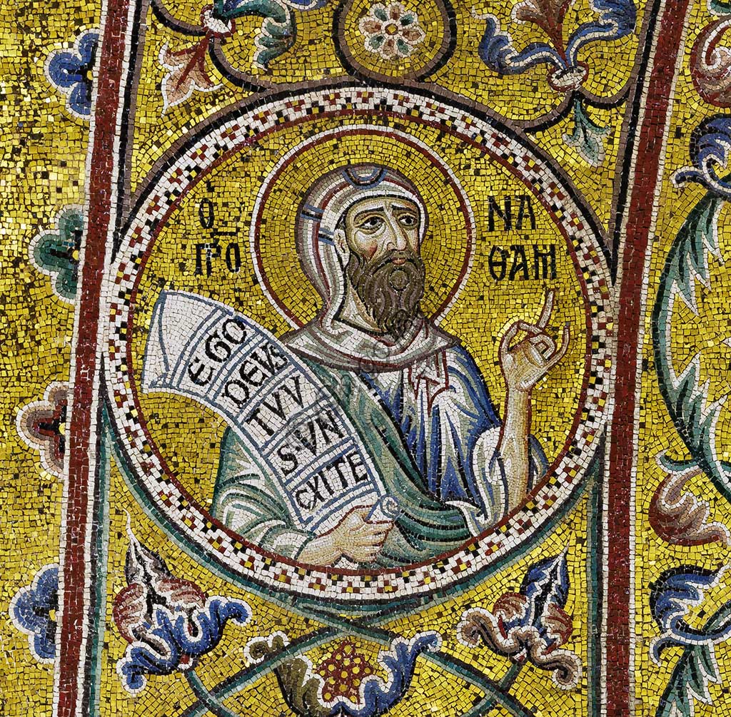 Duomo di Monreale, sottarco absidale: Profeta Naum?, mosaico di scuola bizantina su fondo oro. I mosaici del Duomo vennero eseguiti tra il XII e la metà del XIII secolo da maestranze in parte locali e in parte veneziane, formatesi alla scuola bizantina.