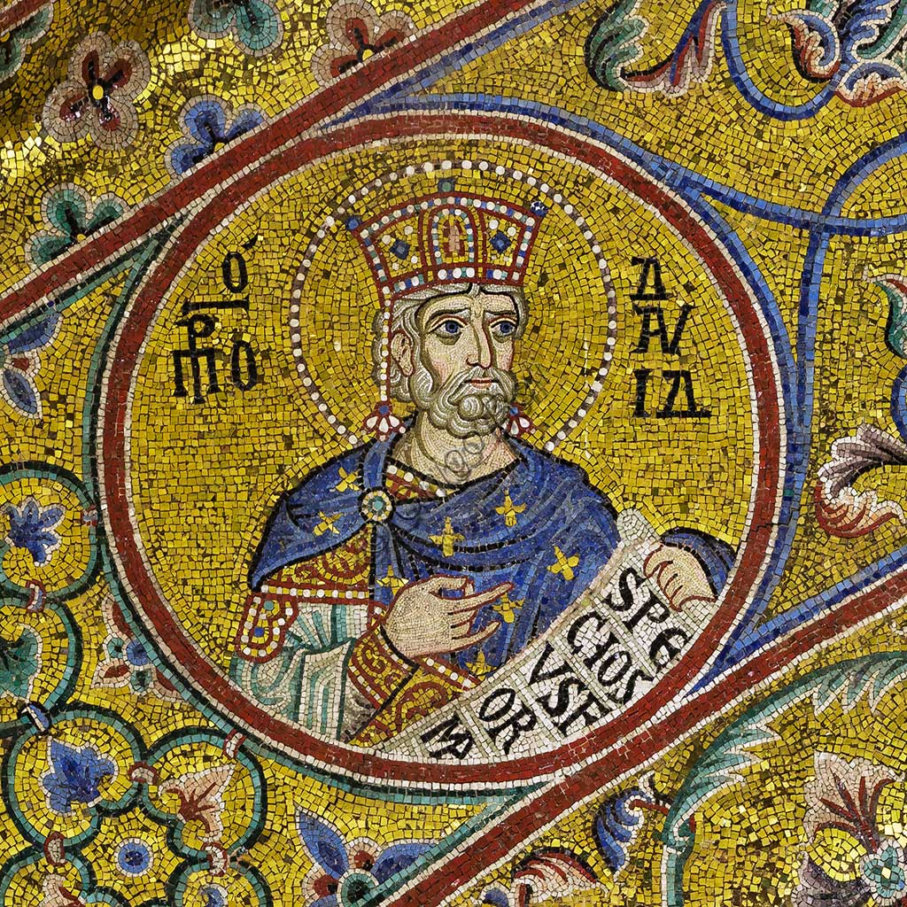 Duomo di Monreale, sottarco absidale: Re David, mosaico di scuola bizantina su fondo oro. I mosaici del Duomo vennero eseguiti tra il XII e la metà del XIII secolo da maestranze in parte locali e in parte veneziane, formatesi alla scuola bizantina.