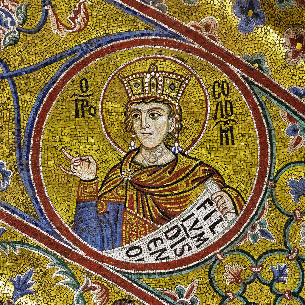 Duomo di Monreale, sottarco absidale: Re Salomone, mosaico di scuola bizantina su fondo oro. I mosaici del Duomo vennero eseguiti tra il XII e la metà del XIII secolo da maestranze in parte locali e in parte veneziane, formatesi alla scuola bizantina.