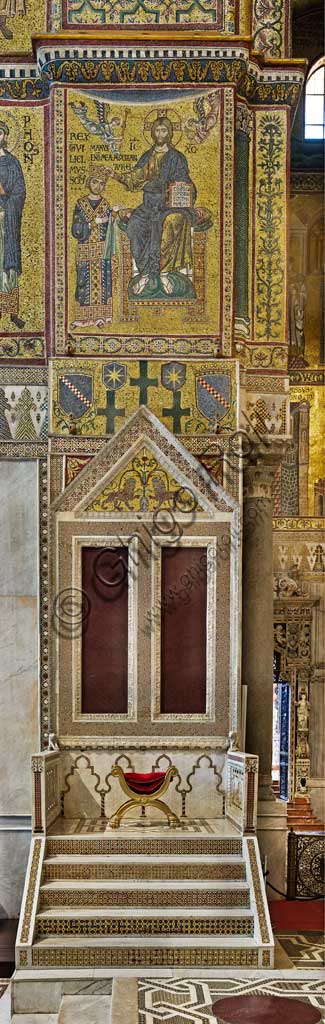 Duomo di Monreale, transetto: il trono reale e il sovrastante mosaico bizantino che raffigura Re Guglielmo II incoronato da Cristo.  I mosaici del Duomo vennero eseguiti tra il XII e la metà del XIII secolo da maestranze in parte locali e in parte veneziane, formatesi alla scuola bizantina.
