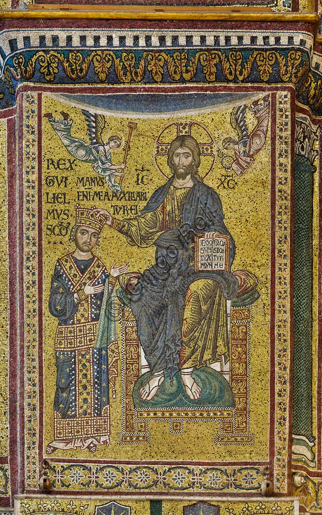 Duomo di Monreale, transetto: mosaico bizantino che raffigura Re Guglielmo II incoronato da Cristo.  I mosaici del Duomo vennero eseguiti tra il XII e la metà del XIII secolo da maestranze in parte locali e in parte veneziane, formatesi alla scuola bizantina.