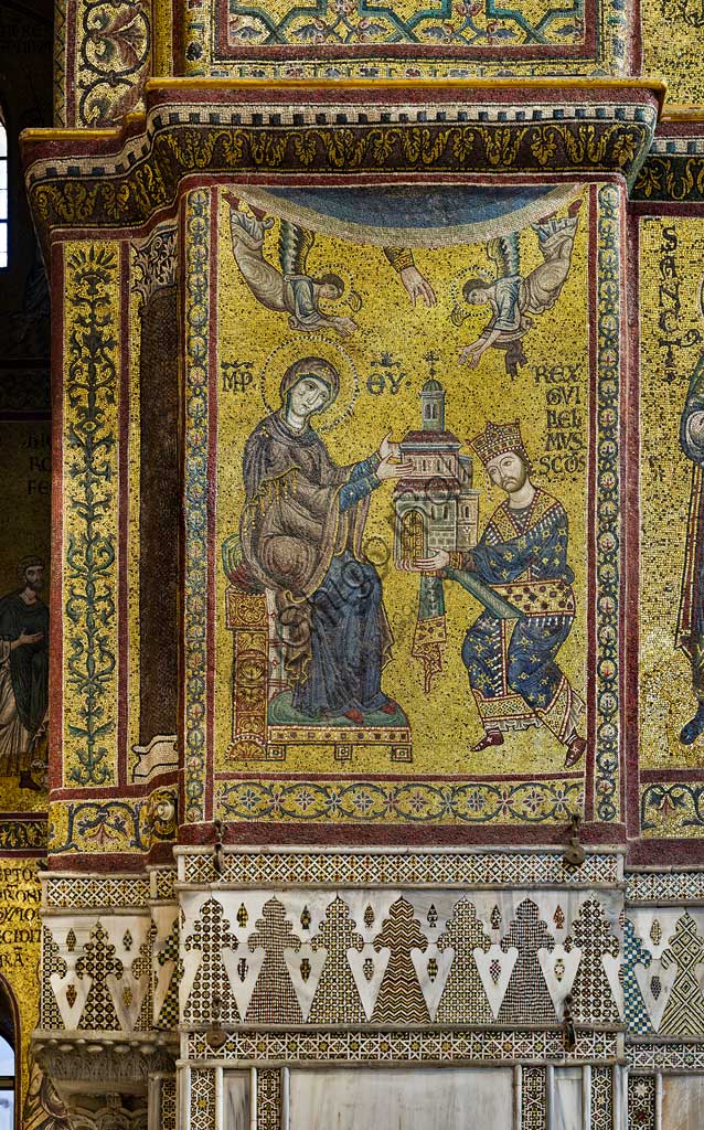 Duomo di Monreale, transetto: mosaico bizantino che raffigura Re Guglielmo II che offre la Cattedrale a Maria Vergine.I mosaici del Duomo vennero eseguiti tra il XII e la metà del XIII secolo da maestranze in parte locali e in parte veneziane, formatesi alla scuola bizantina.