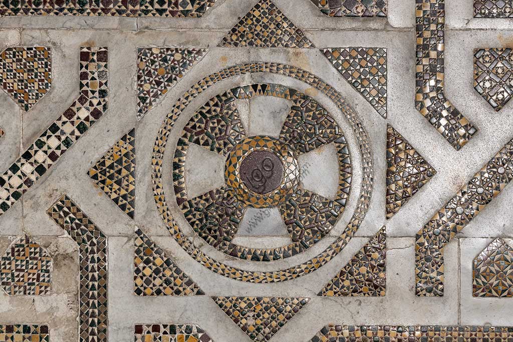 Duomo di Monreale, transetto settentrionale: pavimento a mosaico in opus sectile con motivi geometrici. Di tutta la pavimentazione della cattedrale, questo settore è il meglio conservato, quasi integralmente originale: un'opera medievale che risale al 1177-1183.