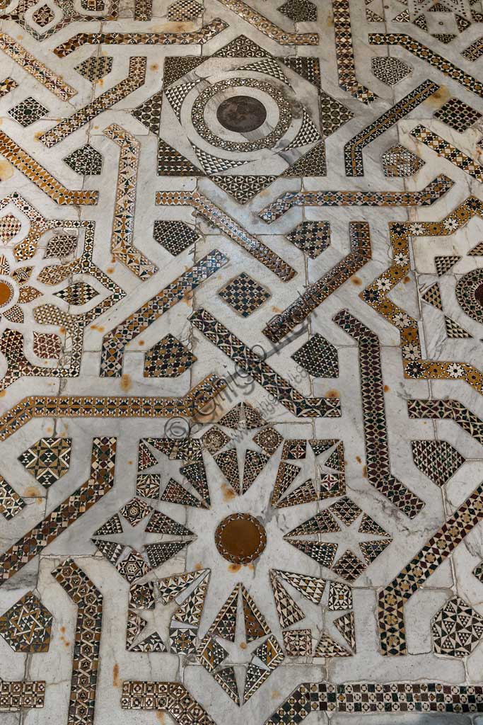 Duomo di Monreale, transetto settentrionale: pavimento a mosaico in opus sectile con motivi geometrici. Di tutta la pavimentazione della cattedrale, questo settore è il meglio conservato, quasi integralmente originale: un'opera medievale che risale al 1177-1183.