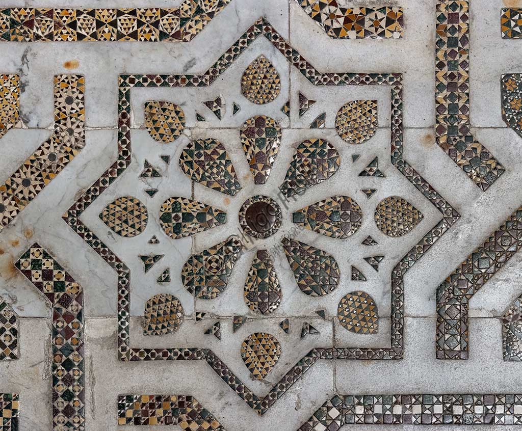 Duomo di Monreale, transetto settentrionale: pavimento a mosaico in opus sectile con motivi geometrici. Di tutta la pavimentazione della cattedrale, questo settore è il meglio conservato, quasi integralmente originale: un'opera medievale che risale al 1177-1183.