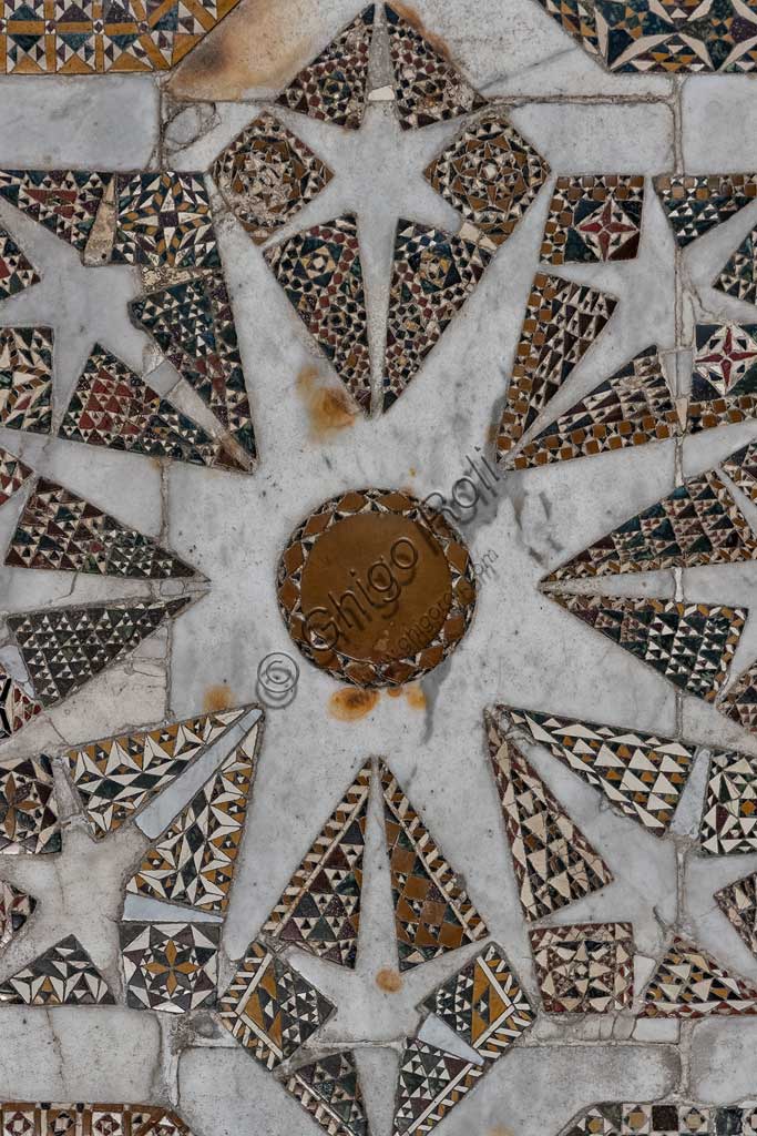 Duomo di Monreale, transetto settentrionale: pavimento a mosaico in opus sectile con motivi geometrici. Di tutta la pavimentazione della cattedrale, questo settore è il meglio conservato, quasi integralmente originale: un'opera medievale che risale al 1177-1183.