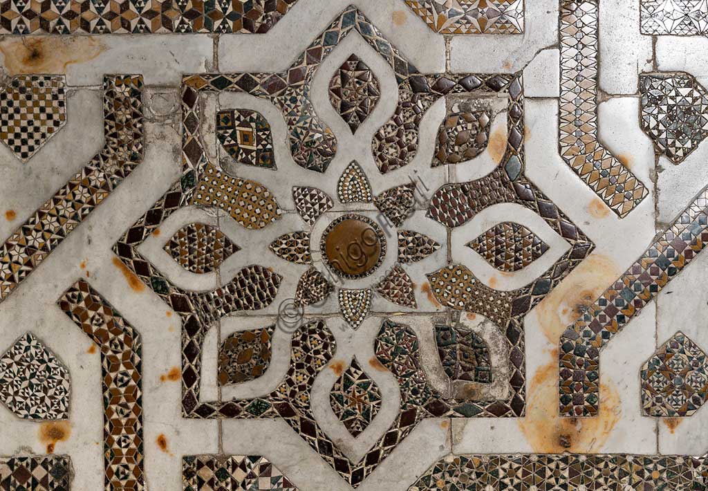 Duomo di Monreale, transetto settentrionale: pavimento a mosaico in opus sectile con motivi geometrici. Di tutta la pavimentazione della cattedrale, questo settore è il meglio conservato, quasi integralmente originale: un'opera medievale che risale al 1177-1183.