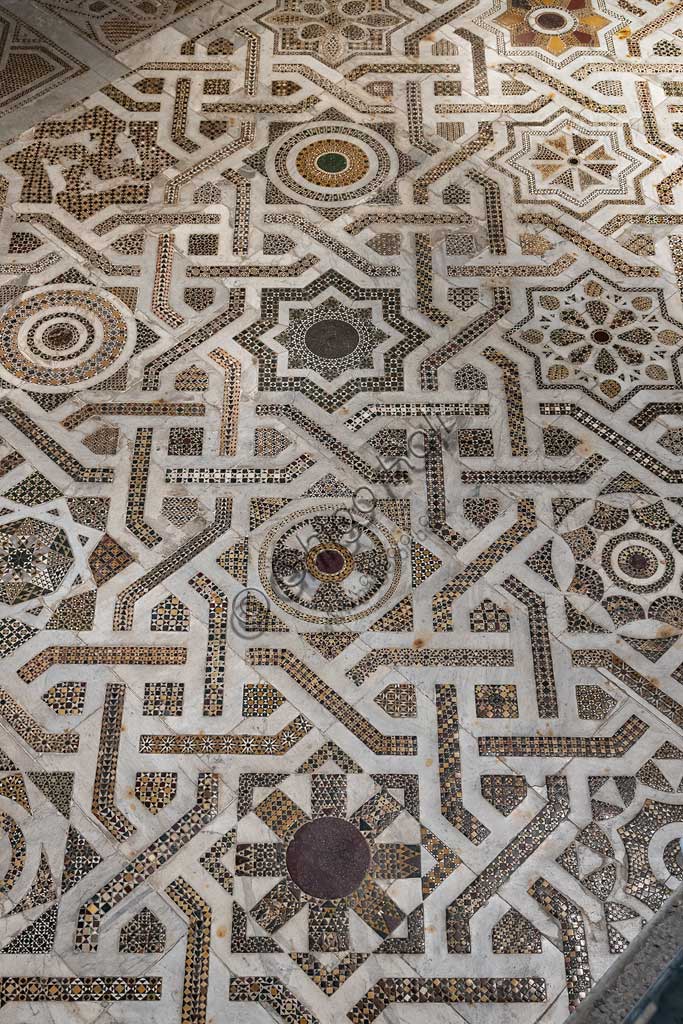 Duomo di Monreale, transetto settentrionale: pavimento a mosaico in opus sectile con motivi geometrici. Di tutta la pavimentazione della cattedrale, questo settore è il meglio conservato, quasi integralmente originale: un'opera medievale che risale al 1177-1183.