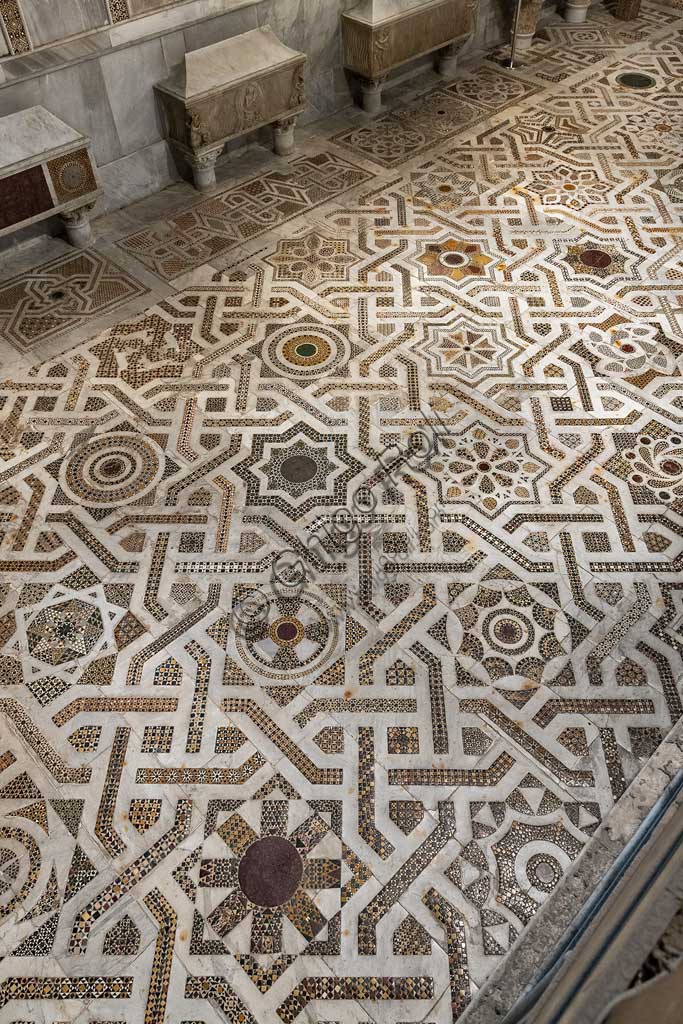 Duomo di Monreale, transetto settentrionale: pavimento a mosaico in opus sectile con motivi geometrici. Di tutta la pavimentazione della cattedrale, questo settore è il meglio conservato, quasi integralmente originale: un'opera medievale che risale al 1177-1183.