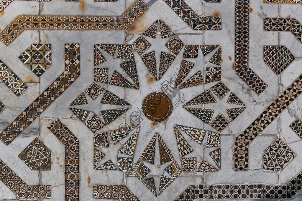 Duomo di Monreale, transetto settentrionale: pavimento a mosaico in opus sectile con motivi geometrici. Di tutta la pavimentazione della cattedrale, questo settore è il meglio conservato, quasi integralmente originale: un'opera medievale che risale al 1177-1183.