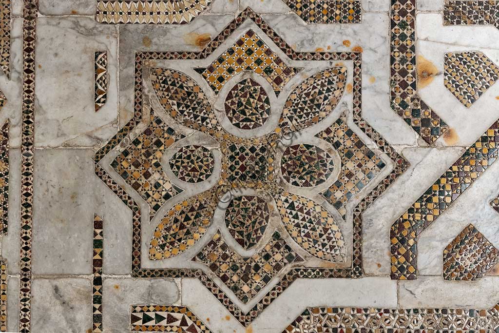 Duomo di Monreale, transetto settentrionale: pavimento a mosaico in opus sectile con motivi geometrici. Di tutta la pavimentazione della cattedrale, questo settore è il meglio conservato, quasi integralmente originale: un'opera medievale che risale al 1177-1183.