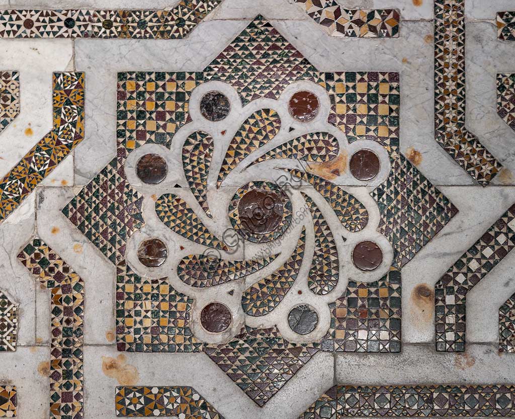 Duomo di Monreale, transetto settentrionale: pavimento a mosaico in opus sectile con motivi geometrici. Di tutta la pavimentazione della cattedrale, questo settore è il meglio conservato, quasi integralmente originale: un'opera medievale che risale al 1177-1183.