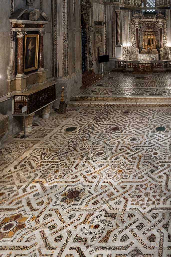 Duomo di Monreale, transetto settentrionale: pavimento a mosaico in opus sectile con motivi geometrici. Di tutta la pavimentazione della cattedrale, questo settore è il meglio conservato, quasi integralmente originale: un'opera medievale che risale al 1177-1183.