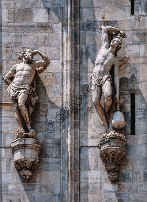 Duomo, lato sud-est delle absidi: statue di Santi e Martiri.