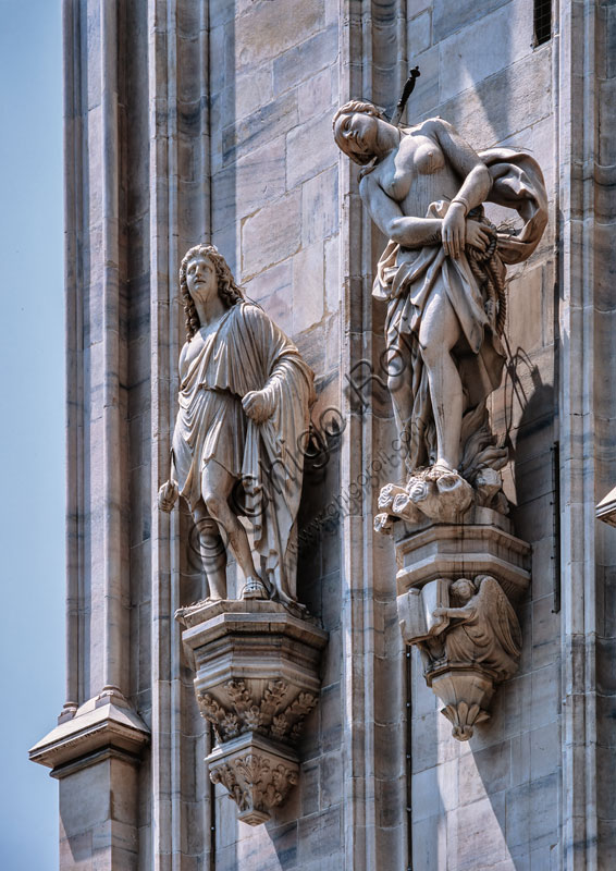 Duomo, lato sud-est delle absidi: statue di Santi e Martiri.
