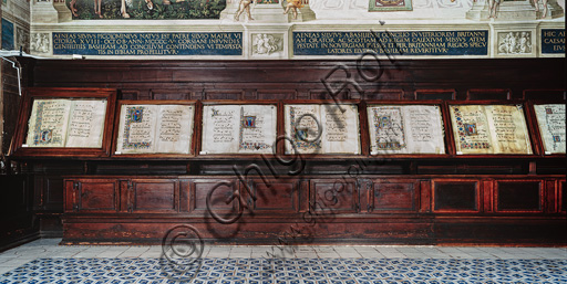 Duomo, Libreria Piccolomini: bancone ligneo della parete nord-est per i corali di Neri Barili; 1495 -7, trasformato nei secoli XVIII e XIX.