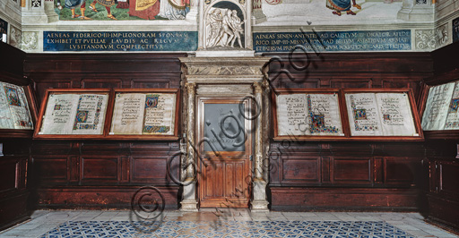 Duomo, Libreria Piccolomini: bancone ligneo della parete sud-est per i corali di Neri Barili; 1495 -7, trasformato nei secoli XVIII e XIX.