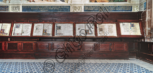 Duomo, Libreria Piccolomini: bancone ligneo della parete sud-ovest per i corali di Neri Barili; 1495 -7, trasformato nei secoli XVIII e XIX.