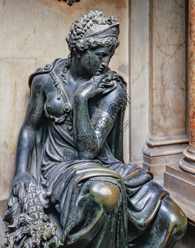 Duomo, navata destra: Leone Leoni, “Monumento funebre di Gian Giacomo Medici detto il Medeghino”  (1560-63). Particolare della statua in bronzo “Allegoria della Pace”.
