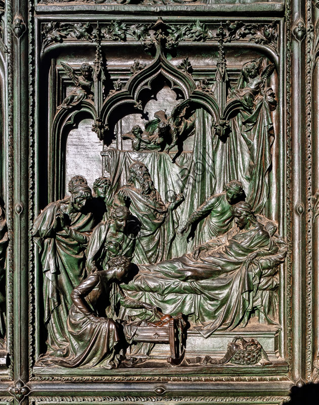 Duomo, portale maggiore: formella in bronzo di L. Pogliaghi, 1894-1908, raffigurante una scena della vita di Maria.