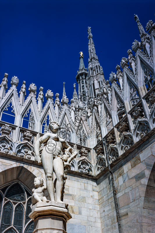 Duomo,  terrazze absidali:  la statua di Eva.