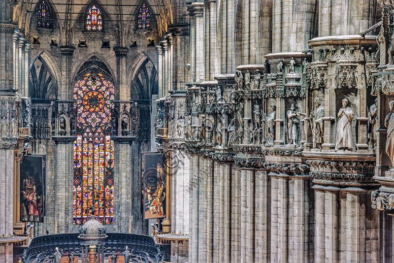Duomo: veduta della navata centrale, infilata dei capitelli dei pilastri di destra.