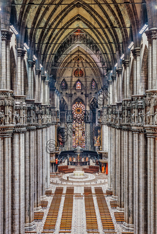 Duomo: veduta della navata centrale.