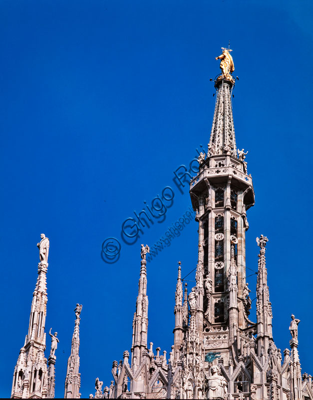 Duomo: veduta di alcune guglie e della “Madonnina”, statua di Giuseppe Perego in rame dorato posata nel 1774.
