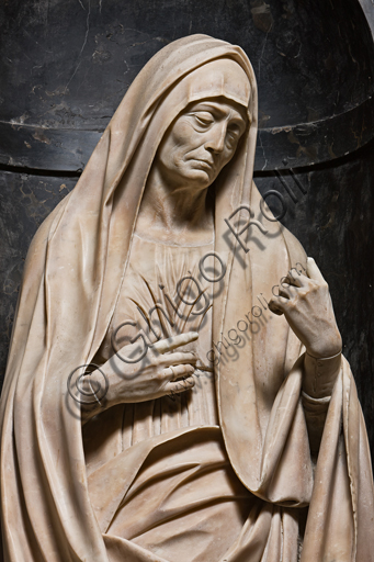 Genova, Duomo (Cattedrale di S. Lorenzo),  Cappella di San Giovanni,  parete ovest: "Elisabetta, Madre del Battista", di Matteo Civitali, 1495-1501, statua in marmo entro nicchia.Particolare.