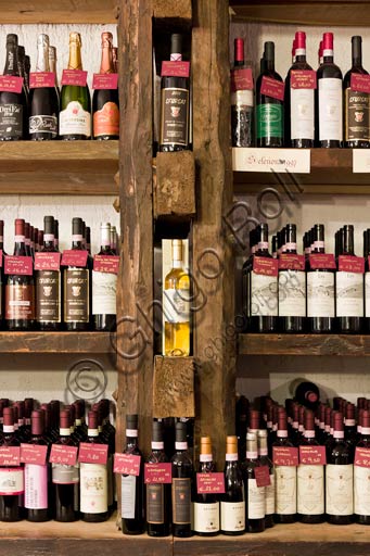 Enoteca "La corte del vino": bottiglie di vino della Valtellina.