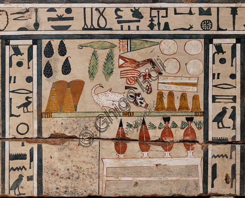 Museo Civico Archeologico di Bologna: sarcofago a cassa di Irinimenpu.Inv. MCA-EGI-EG_1958; Medio Regno: XII-XIII dinastia (1938-1640 a.C.)Dettaglio di pannello a "facciata di palazzo", un motivo ripreso dall'architettura funararia dell'Antico Regno, che rende il sarcofago simile a una dimora eterna. Su uno dei lati lunghi della cassa, in posizione centrale, sono raffigurate numerose offerte alimentari (pani, ortaggi, frutti, tranci di carni bovine, volatili già spennati, contenitori per liquidi, etc.), perché il defunto possa nutrirsene per forza magica nella vita ultraterrena.