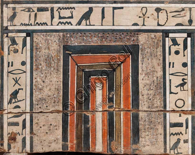Museo Civico Archeologico di Bologna: sarcofago a cassa di Irinimenpu.Inv. MCA-EGI-EG_1958; Medio Regno: XII-XIII dinastia (1938-1640 a.C.)Dettaglio di pannello a "facciata di palazzo", un motivo ripreso dall'architettura funararia dell'Antico Regno, che rende il sarcofago simile a una dimora eterna. 
