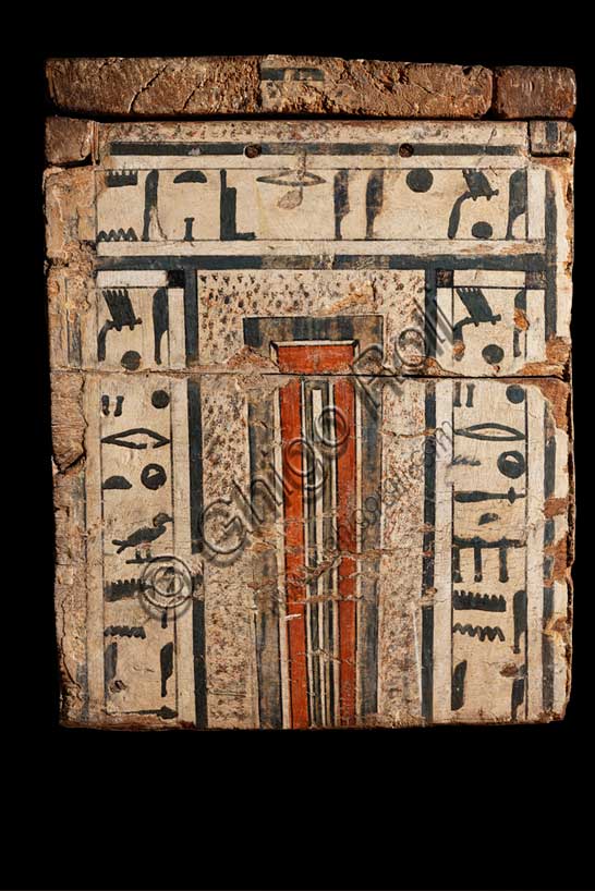 Museo Civico Archeologico di Bologna: sarcofago a cassa di Irinimenpu.Inv. MCA-EGI-EG_1958; Medio Regno: XII-XIII dinastia (1938-1640 a.C.)Dettaglio di pannello a "facciata di palazzo", un motivo ripreso dall'architettura funararia dell'Antico Regno, che rende il sarcofago simile a una dimora eterna. 