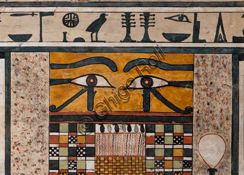 Museo Civico Archeologico di Bologna: sarcofago a cassa di Irinimenpu.Inv. MCA-EGI-EG_1958; Medio Regno: XII-XIII dinastia (1938-1640 a.C.)Dettaglio di pannello a "facciata di palazzo", un motivo ripreso dall'architettura funararia dell'Antico Regno, che rende il sarcofago simile a una dimora eterna. Vi è dipinta una porta chiusa, sopra la quale sono collocati due occhi che indicano la presenza all'interno della testa della mummia e allo stesso tempo rappresentano una protezione magica per il corpo del defunto.