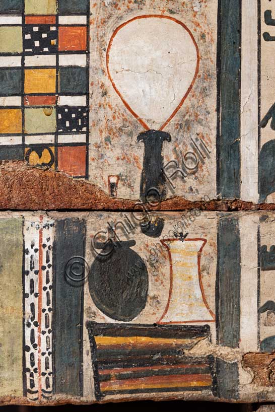 Museo Civico Archeologico di Bologna: sarcofago a cassa di Irinimenpu.Inv. MCA-EGI-EG_1958; Medio Regno: XII-XIII dinastia (1938-1640 a.C.)Dettaglio di pannello a "facciata di palazzo", un motivo ripreso dall'architettura funararia dell'Antico Regno, che rende il sarcofago simile a una dimora eterna.  Dettaglio con specchio e strumenti di toeletta.